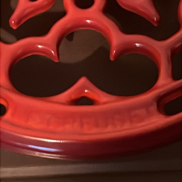 Le Creuset France Cerise Red Enameled Cast Iron Deluxe Round 8'' Trivet - Picture 2 of 8